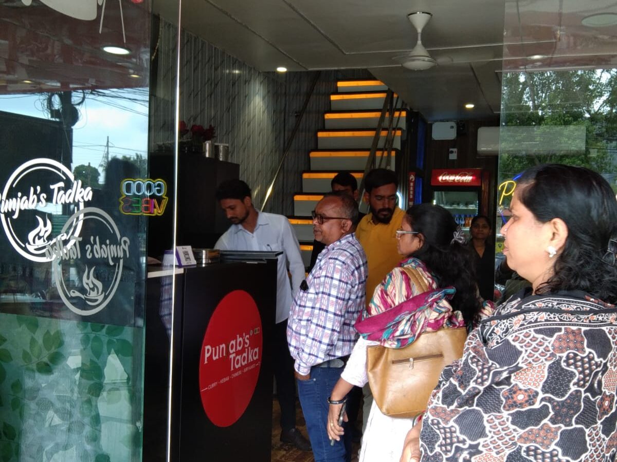 Raipur Municipal Corporation: Municipal raid on 5 shops in Raipur...! Fines totaling ₹15,000 imposed for single-use plastic, filth, and the absence of dustbins.