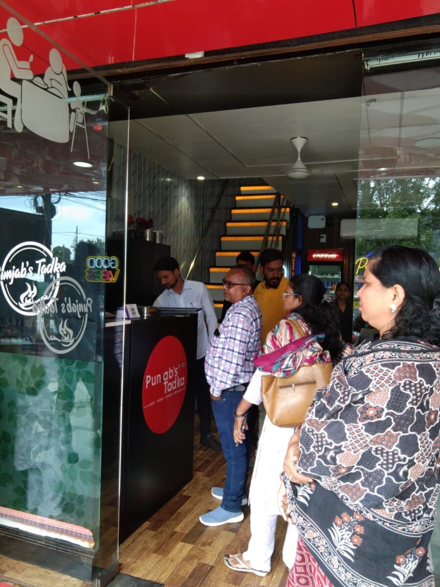 Raipur Municipal Corporation: Municipal raid on 5 shops in Raipur...! Fines totaling ₹15,000 imposed for single-use plastic, filth, and the absence of dustbins.