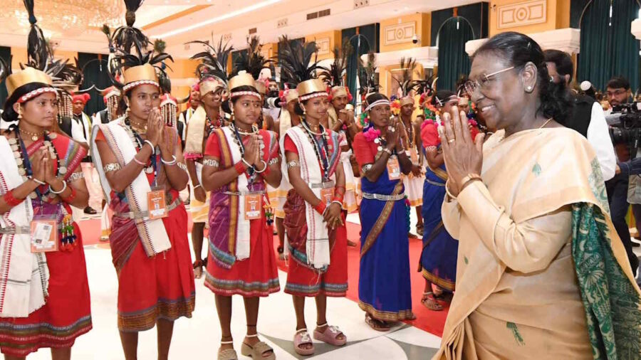 Bastar Pandum: History made at Rashtrapati Bhavan! Bastar's artists and the Manjhi-Chalki tradition receive national recognition.
