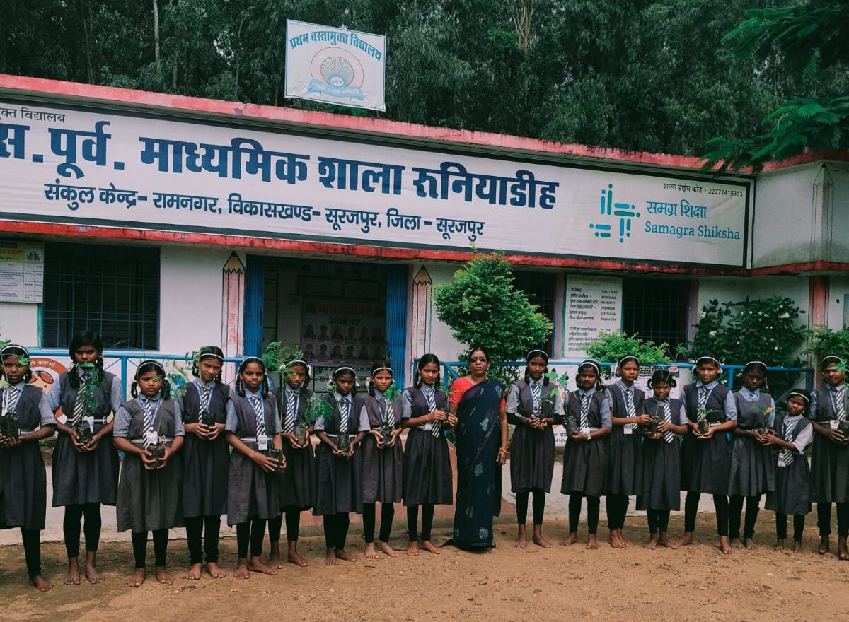 No Bag Day: Children convey a message of nature conservation.