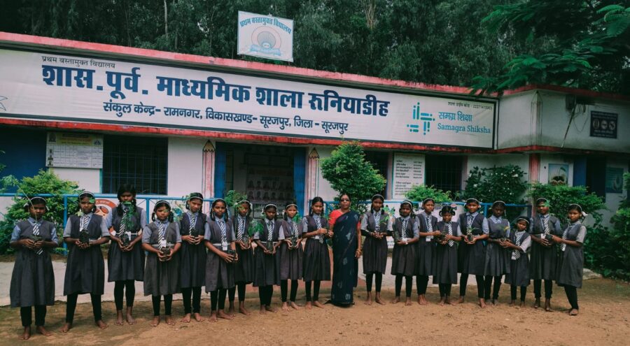No Bag Day: Children convey a message of nature conservation.