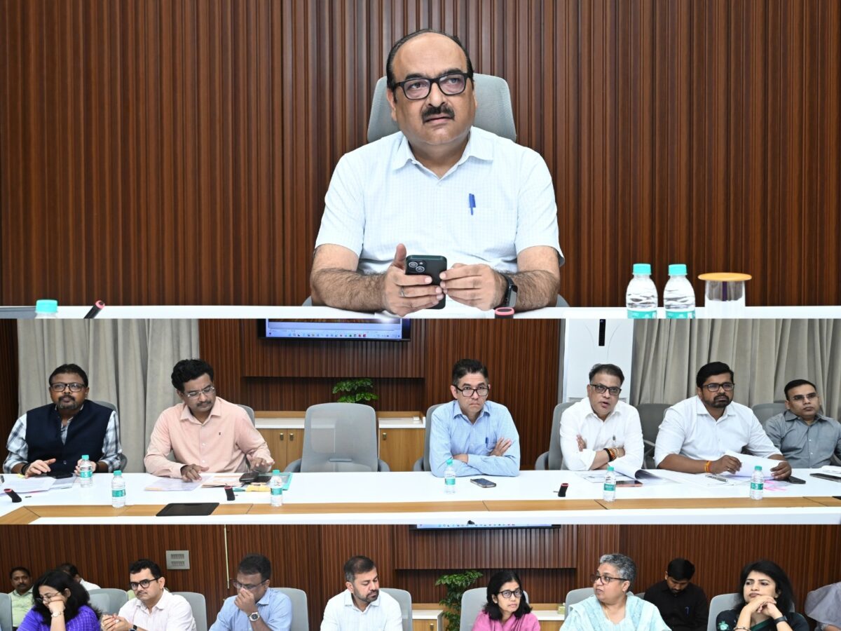 Chief Secretary holds high-level meeting... Strict instructions to all departments... Major focus on online services.