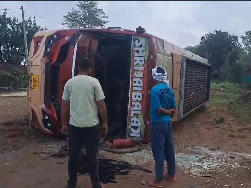 Bus Accident: Major road accident in Jashpur...! Passenger bus overturns at a diversion; 10 injured, woman in critical condition.