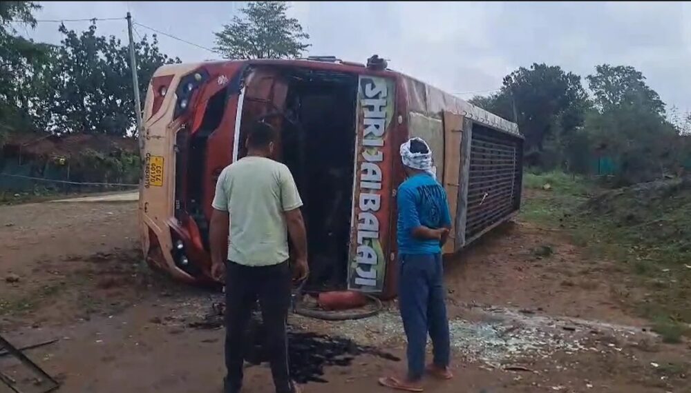 Bus Accident: Major road accident in Jashpur...! Passenger bus overturns at a diversion; 10 injured, woman in critical condition.