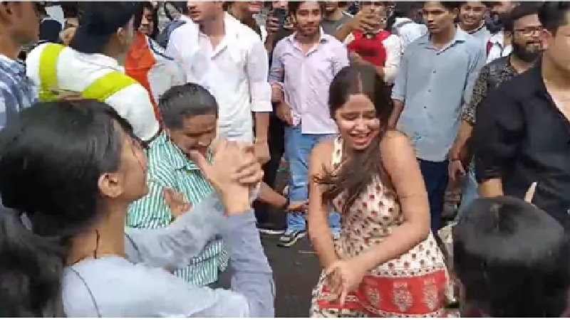 Celebrations to Patriotic Songs: Celebrations at Jantar Mantar following Education Minister Dharmendra Pradhan's resignation...! Students hailed it as a major victory for the movement.