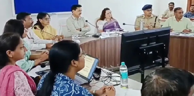 Rewa Commissioner: A unique initiative by the Rewa Commissioner! Officers underwent blood sugar tests right in the middle of a meeting; several officials were found to have high blood sugar levels.