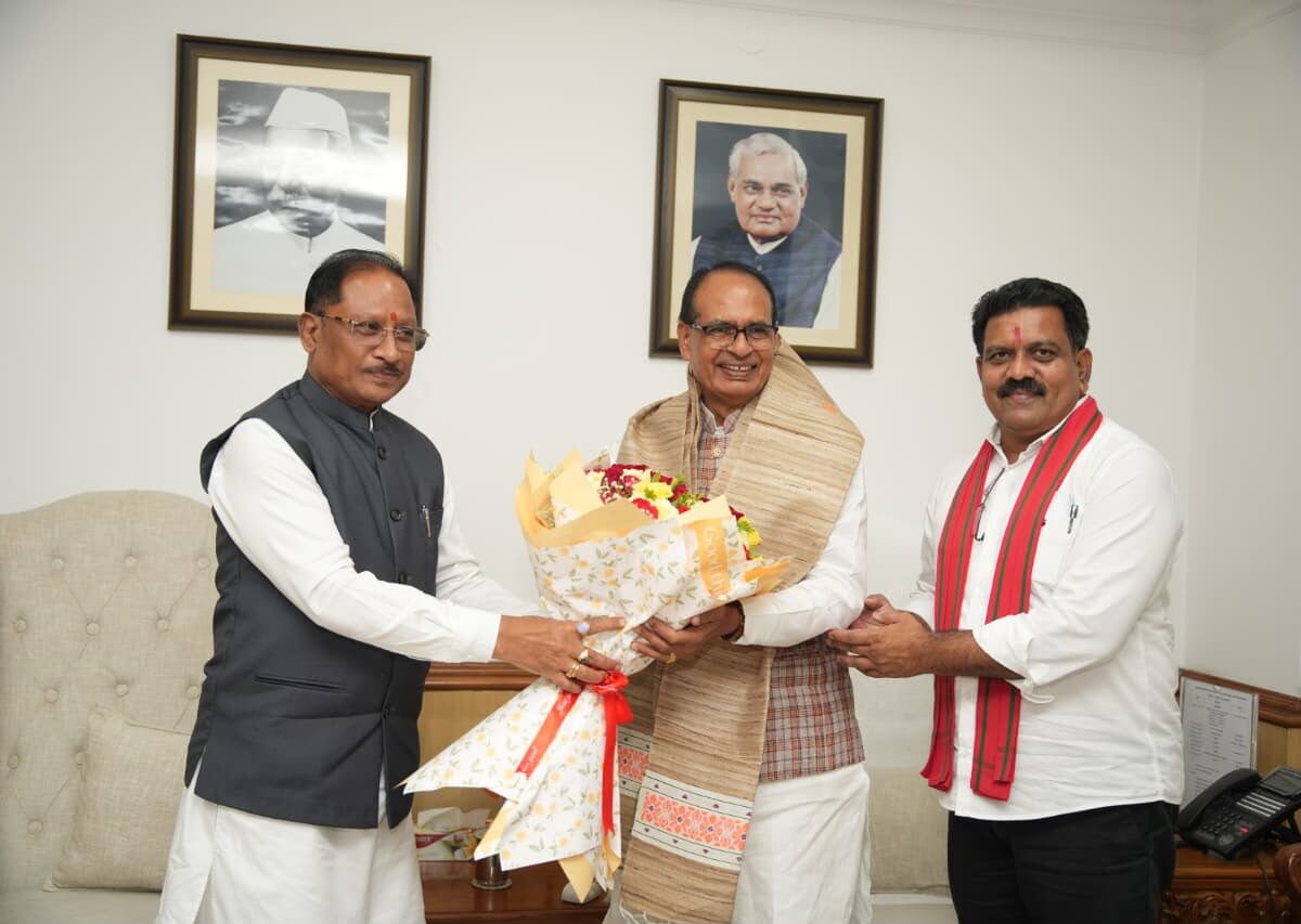 Bastar Road Connectivity: CM Vishnu Deo Sai holds a crucial meeting with Shivraj Singh Chouhan in Delhi...! Great news for Bastar... the Centre places strong confidence in road connectivity.