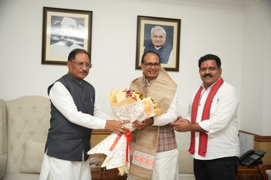 Bastar Road Connectivity: CM Vishnu Deo Sai holds a crucial meeting with Shivraj Singh Chouhan in Delhi...! Great news for Bastar... the Centre places strong confidence in road connectivity.