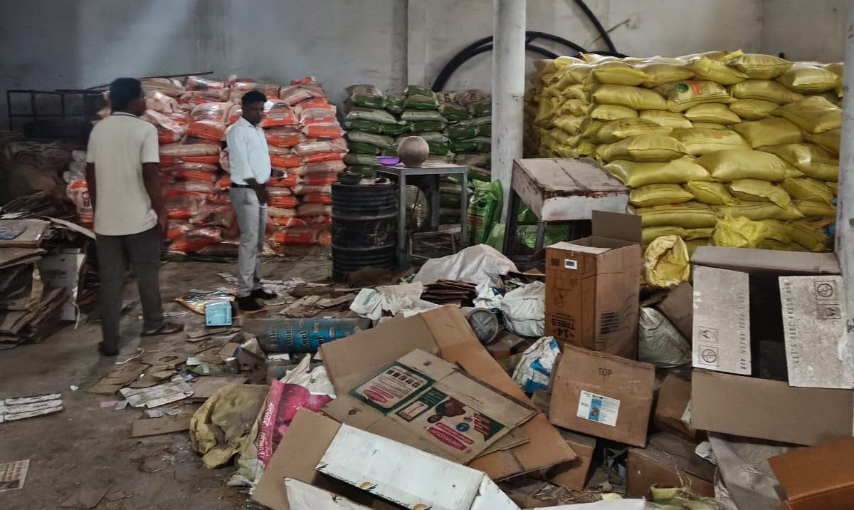 Dhamtari Urea Seized: Crackdown on fertilizer mafia in Dhamtari; 120 bags of urea seized... Notices issued to several shopkeepers.