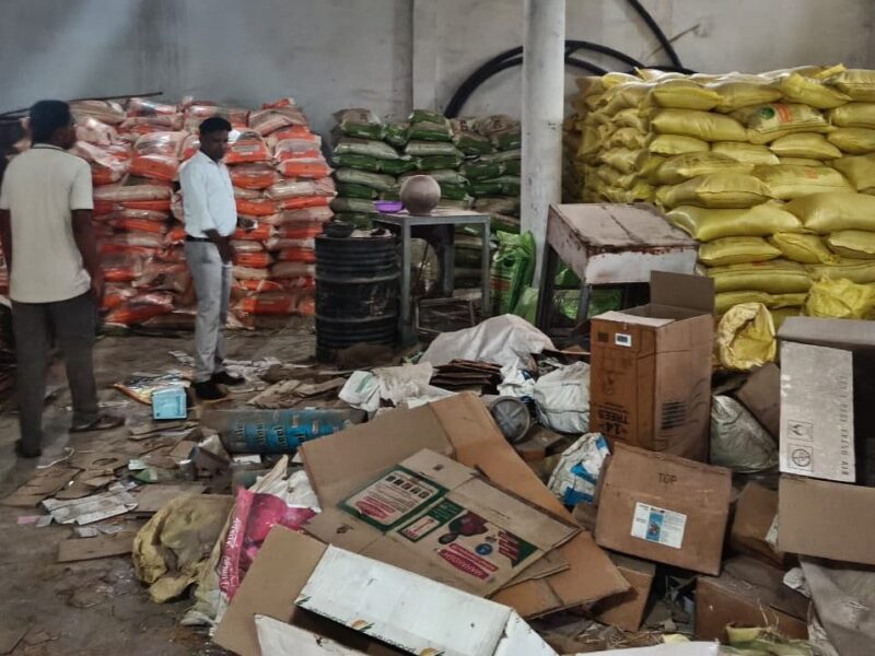 Dhamtari Urea Seized: Crackdown on fertilizer mafia in Dhamtari; 120 bags of urea seized... Notices issued to several shopkeepers.