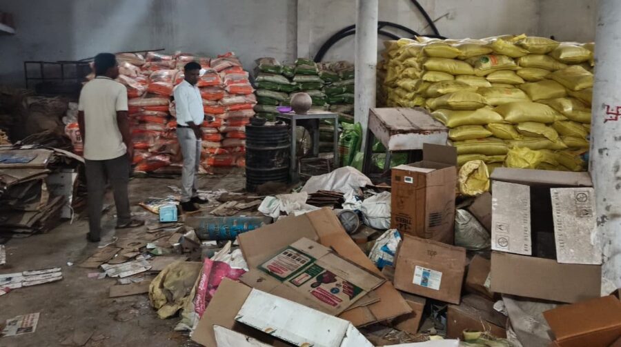 Dhamtari Urea Seized: Crackdown on fertilizer mafia in Dhamtari; 120 bags of urea seized... Notices issued to several shopkeepers.