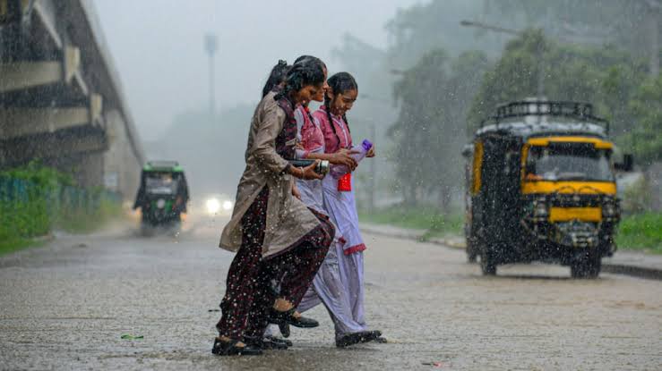 CG Weather Alert: Weather takes a turn in Chhattisgarh...! A spell of rain expected over the next 4 days; warnings issued for thunderstorms and lightning strikes in these districts.