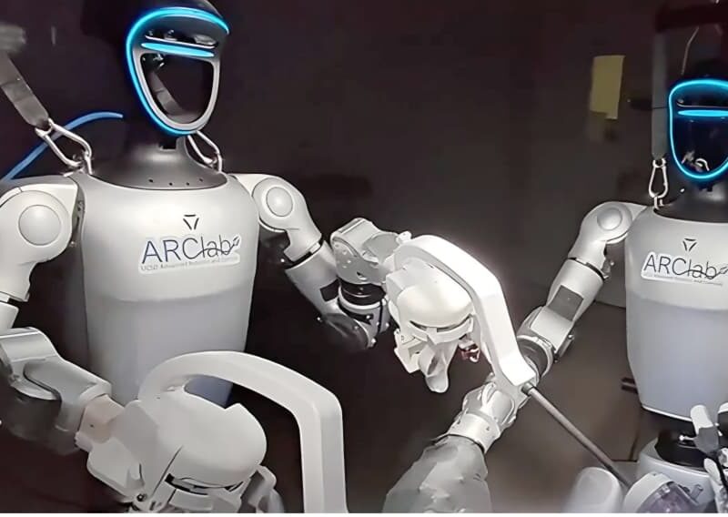 Robotic Surgery: Thank you, doctor... thank you, engineer... thank you, Robo...! A new revolution in surgery... for the first time, a humanoid robot successfully performed two operations.