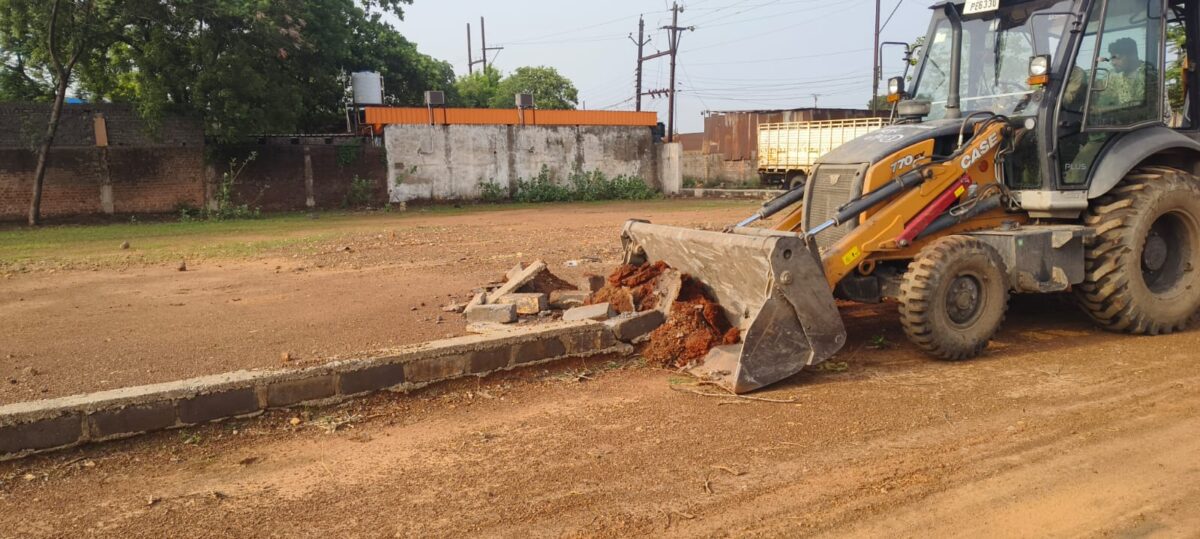 Crackdown on Illegal Plotting: Major action against illegal plotting in Raipur! Municipal Corporation takes action on 3 acres of land in Sukhram Nagar.