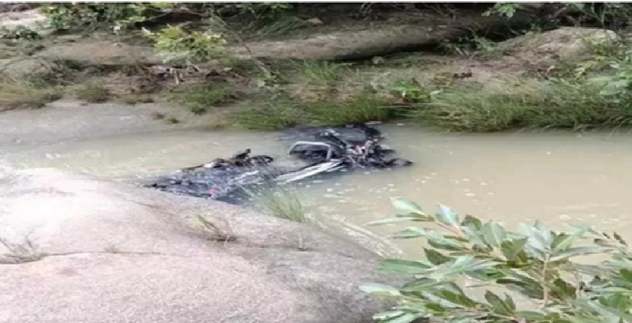 Flood Tragedy: Swollen stream claims young man's life in Korba...! Villagers tried to stop him, but he ventured in to cross anyway; body found 3 km away... Administration issues an appeal.