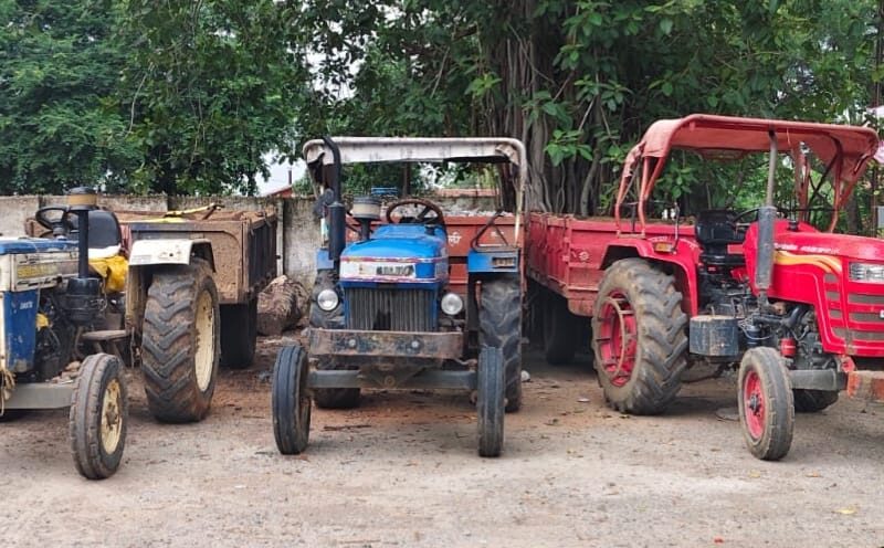 CM Helpline: Complaint lodged and immediate action taken...! Six tractors seized for illegal transport of sand and crushed stone... causing a stir.