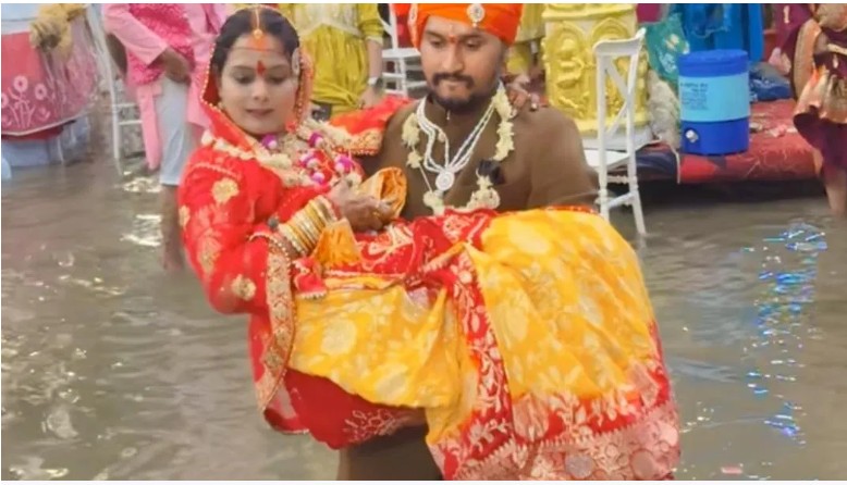 Indore Viral Wedding: Indore's 'Monsoon Wedding' becomes an internet sensation...! Footwear floating in the water... the bride being carried in arms... and the *Saat Phere* (wedding vows).