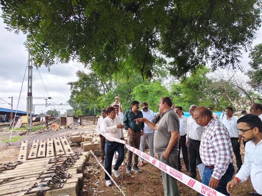 Railway Redevelopment: DRM conducts a surprise inspection at Durg Station...! Strict instructions issued regarding the quality and safety of redevelopment work.