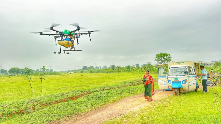 Drone Didi: Hemlata becomes self-reliant thanks to drone wings...! Transforming the face of farming in the village... the magic of technology in agriculture.