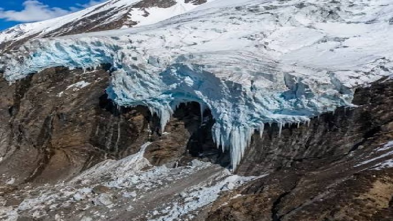 Hanging Glaciers: 219 glaciers hanging on the mountains pose a major threat to India...! A collapse could trigger devastation; find out what the danger is.