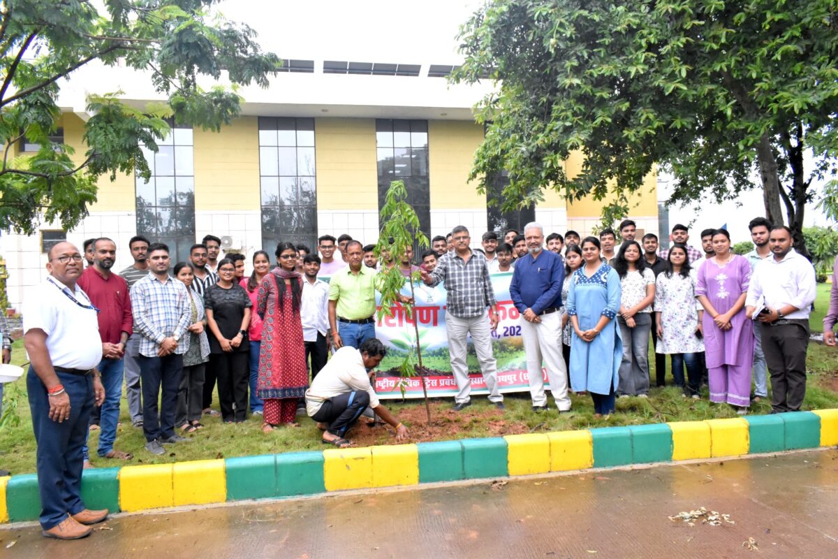 Nasha Mukt Bharat: A unique initiative for a 'Drug-Free India'! Youth in Raipur planted 75 saplings and pledged to build a developed India.