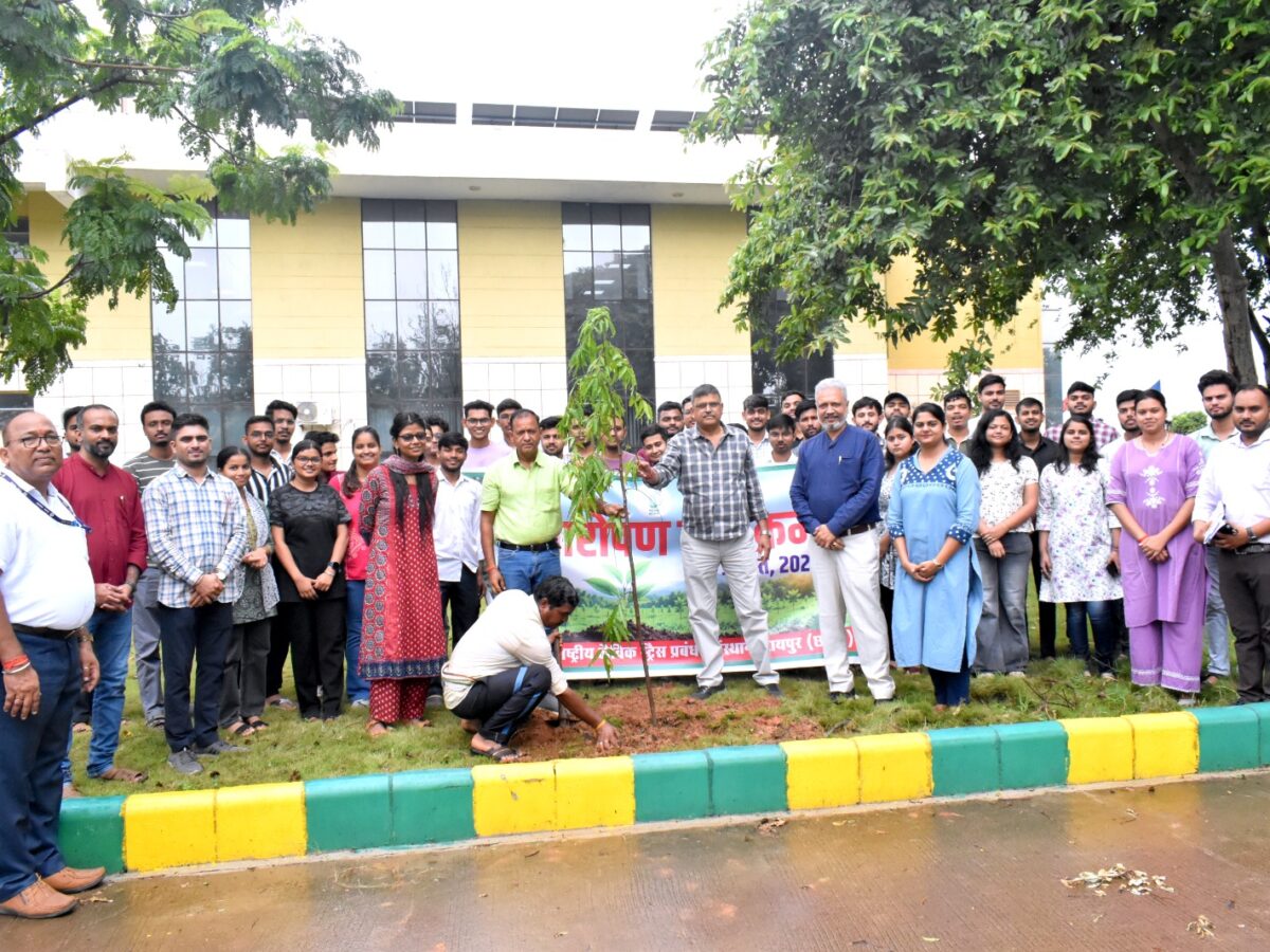 Nasha Mukt Bharat: A unique initiative for a 'Drug-Free India'! Youth in Raipur planted 75 saplings and pledged to build a developed India.