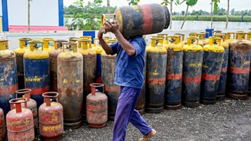 LPG Price Cut: Commercial gas cylinder cheaper by ₹202...! Big relief for hotels and restaurants... New prices effective from today.