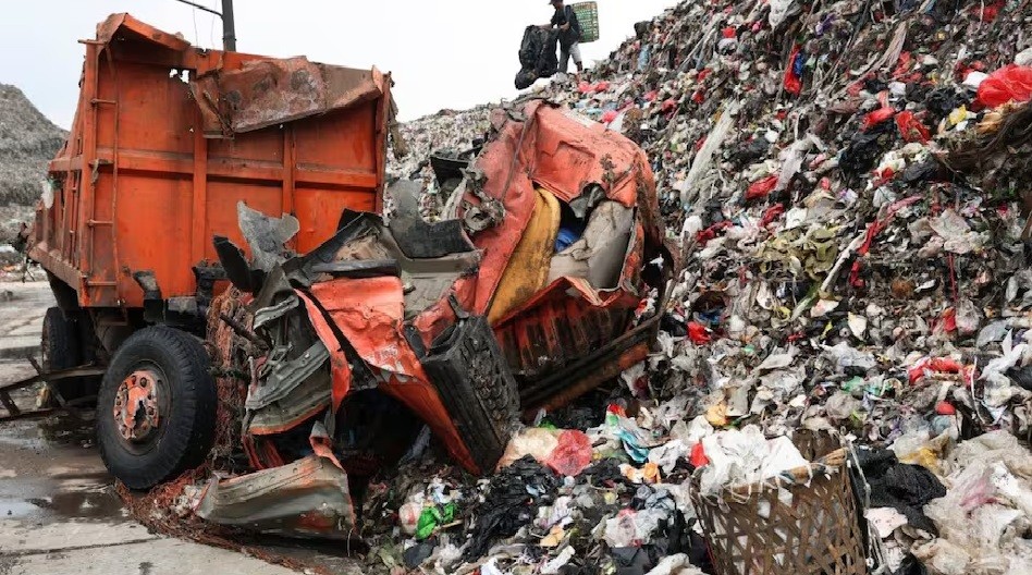 Guinea Dump Site Accident: Mountain of waste turns into a deadly collapse...! 30 dead, many buried—including a 4-year-old child; 6 in critical condition.