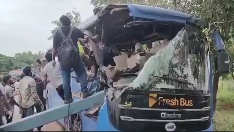 Telangana Bus Accident: Speeding travel bus collides with a truck! 6 passengers killed; 43 people were on board... Injured rescued using gas cutters; watch the video.