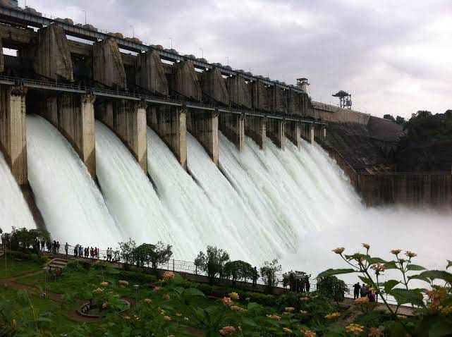 Hasdeo Bango Reservoir: Korba's Hasdeo Bango Reservoir is 92% full! Rainfall has enhanced its beauty; blue waters are visible far and wide.