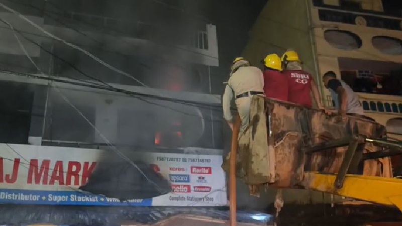 Jagdalpur Fire: Massive fire in Jagdalpur! Suraj Enterprises Book Depot engulfed in flames... SDRF broke open the shutter and launched a rescue operation.