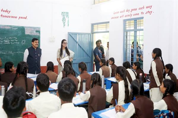 Sandipani Vidyalaya: Female students made a unique request to CM Mohan Yadav...! Received a major assurance for the school immediately after tying the Rakhi.