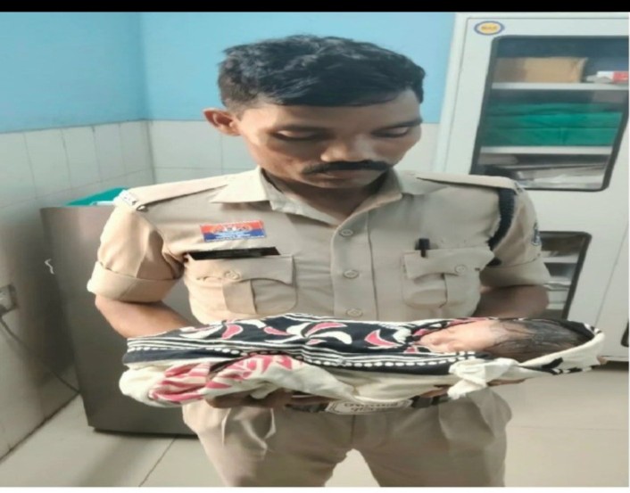Abandoned Newborn: 10-day-old infant found abandoned near a temple...! Dial-112 arrived in time and saved the baby's life; search underway for the unidentified person.