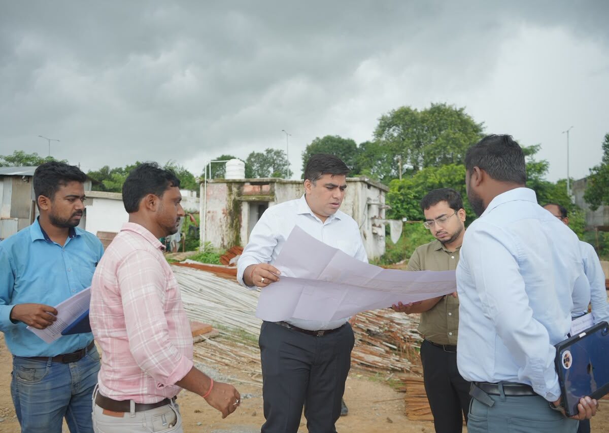Eklavya School: Korba Collector swings into action! Kunal Dudawat visits the forest region... irregularities in construction work exposed... issues stern warning to officials.
