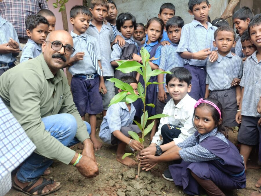 'Google Boy' Rudra Sharma's unique birthday celebration...! Planted saplings and gave children tips on a digital detox.