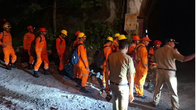 Tunnel Accident: Major incident in Uttarakhand...! Workers trapped after debris and water fill an under-construction tunnel... Rescue operation underway.