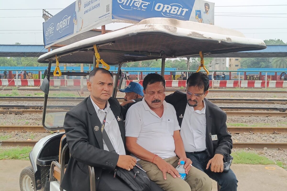 Raipur Railway Station: Passenger suddenly falls ill at Raipur station...! Railway staff's prompt action saves life.