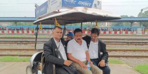 Raipur Railway Station: Passenger suddenly falls ill at Raipur station...! Railway staff's prompt action saves life.