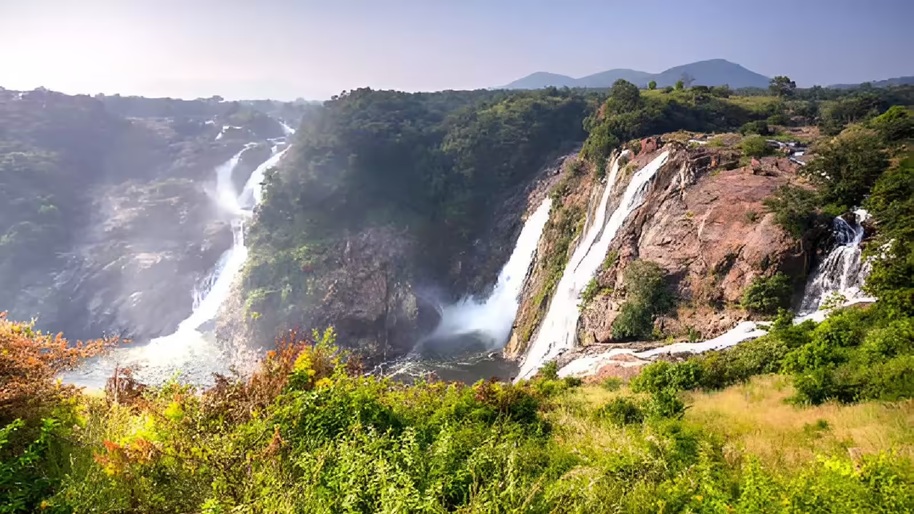 IRCTC's fantastic MP tour package...! Travel from Bhopal to Pachmarhi for ₹38,500—flights, hotels, and meals all included. Check the fare details here.