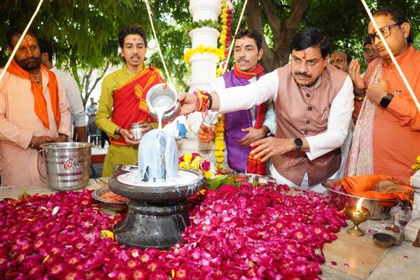 Rudrabhishek: CM Mohan Yadav performed Rudrabhishek on Raksha Bandhan... got Rakhis tied by sisters; sought blessings from saints.