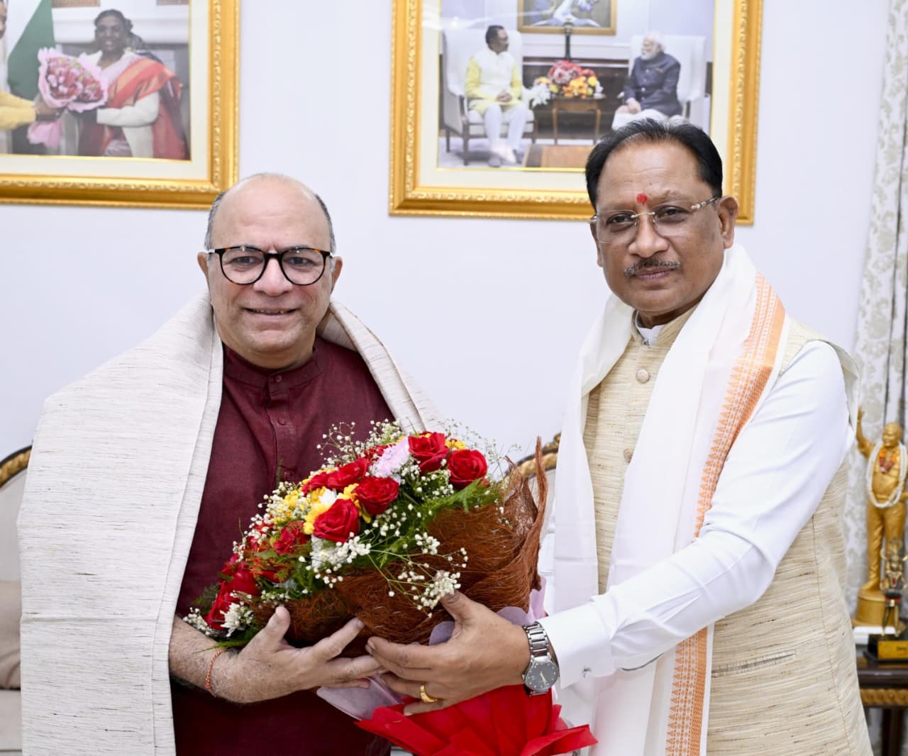 Chandraprakash Dwivedi: Dr. Chandraprakash Dwivedi—famous for his role as 'Chanakya'—met CM Sai! He was honored with the presentation of a shawl and a memento.