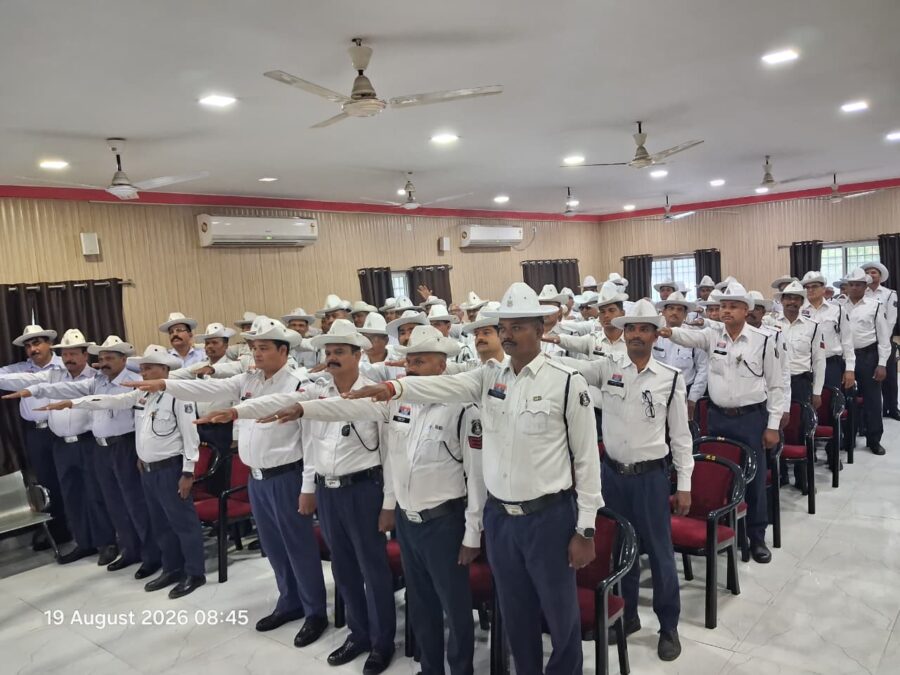 Anti-Drug Campaign: Traffic police personnel in Raipur took a pledge against substance abuse...! Brahma Kumari sisters tied Rakhis.