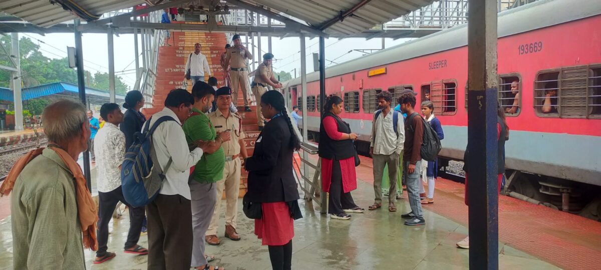 SECR Ticket Checking: Major railway crackdown at Bhatapara station! 191 ticketless passengers caught... ₹2.45 lakh collected.