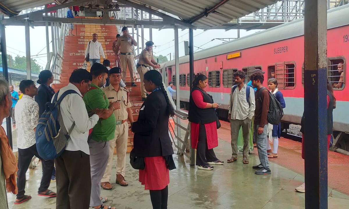 SECR Ticket Checking: Major railway crackdown at Bhatapara station! 191 ticketless passengers caught... ₹2.45 lakh collected.