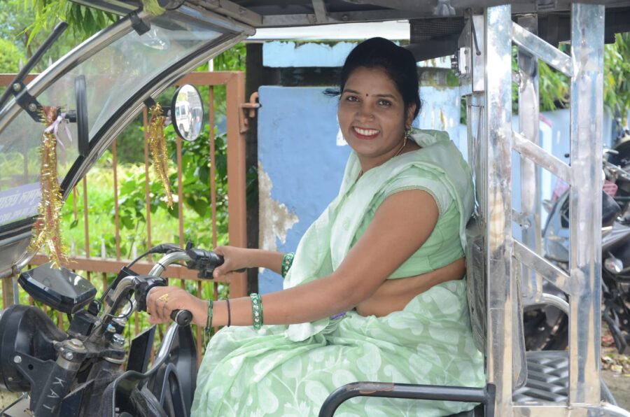 Women Empowerment: E-rickshaw transformed Anita's life...! Now, the path leads towards her goal.