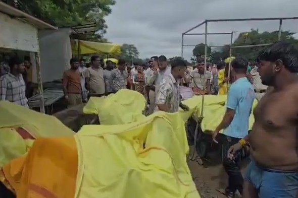 MP Nalkheda News: Devotees were returning after visiting a temple when their car was suddenly swept away by a strong current; 8 lives lost, including 3 children... Watch the video.