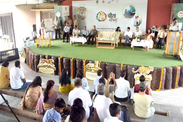 Cheetah Chaupal: Project Cheetah marks 4 years; ‘Cheetah Chaupal’ held at Van Vihar, 90 students participated.