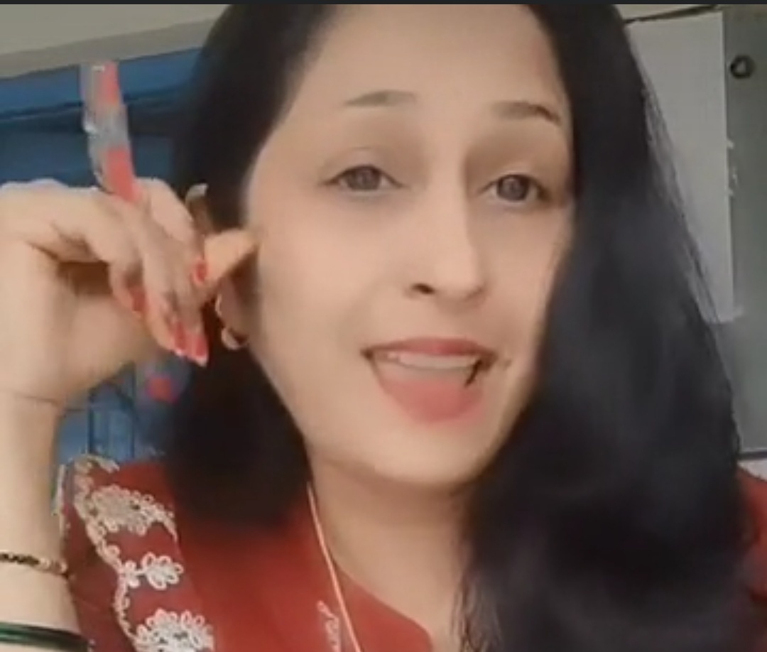 Sarangarh Teacher Reel Goes Viral: Uproar over teacher's reel in school; teachers and students dance to 'Beedi Jalai Le...' in Mungeli; action taken against a constable in Bilaspur as well.