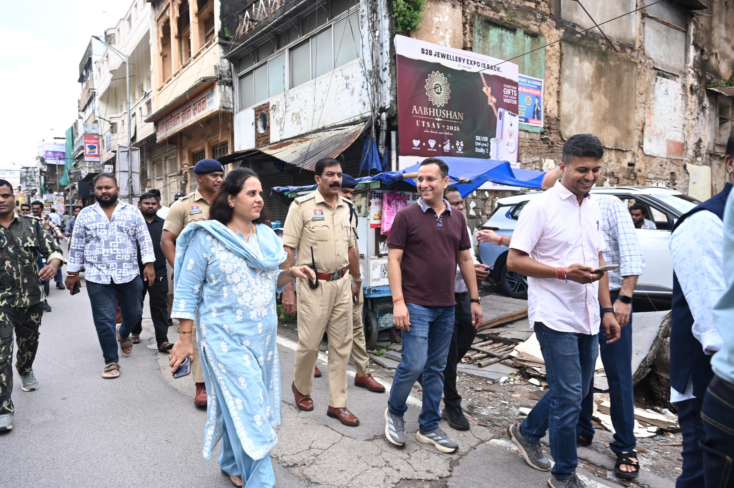 Raipur Ganesh Visarjan: Mayor Minal Chaubey takes major step regarding dilapidated buildings in Sadar Bazar; appeals for houses to remain closed for three days.