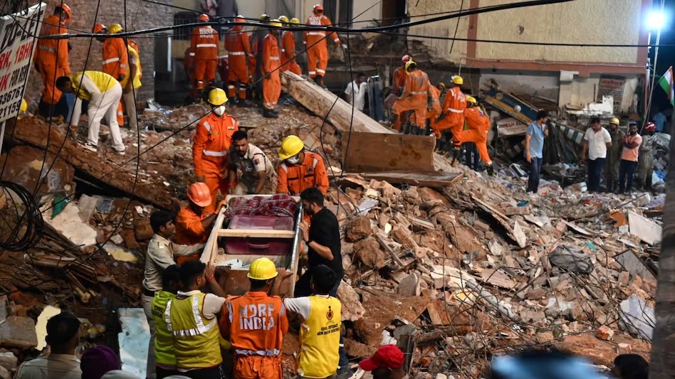 5-storey building collapses in Satya Niketan, 6 dead; search for survivors in the rubble continues even after 17 hours... MCD evacuates adjacent building.